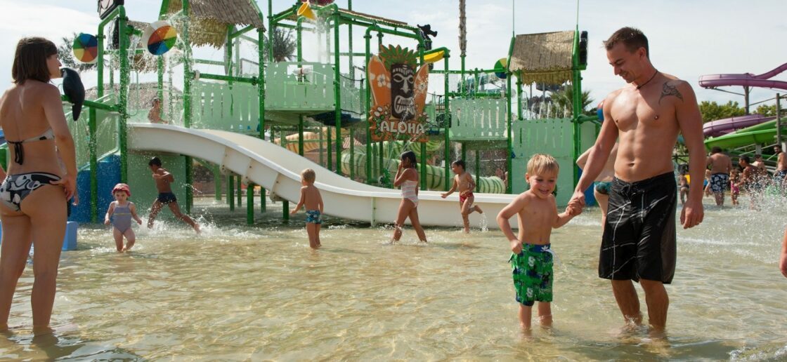 La zone Children’s Paradise, à l’ambiance hawaïenne, plaît aux enfants
