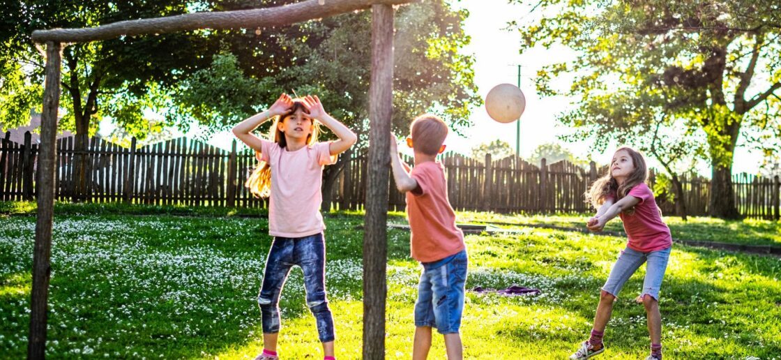 Un jeu d’extérieur qui promet de l’amusement : qui attrapera le ballon en premier ?
