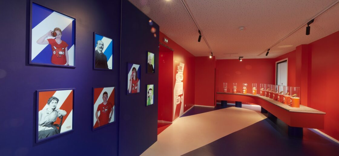 Pour ses 100 ans, La Maison de la Vache qui rit<sup></noscript>®</sup> s’est refait une beauté !
 » /></figure><p>La Maison de La Vache qui rit se refait une beauté pour les 100 ans de la marque. On n’a pas tous les jours 100 ans, et la maison ne se prive pas d’offrir à sa plus célèbre icône, une fête à la hauteur de sa réputation. Vous n’aurez que l’embarras du choix ! Une nouvelle exposition 100 rires dans une véritable fabrique à rires dans laquelle vous allez vous laissez porter de surprise en surprise, une bande dessinée géante interactive, une nouvelle installation de réalité augmentée dans laquelle les visiteurs deviennent les acteurs d’une expérience virtuelle aussi décalée que loufoque.</p><figure class=