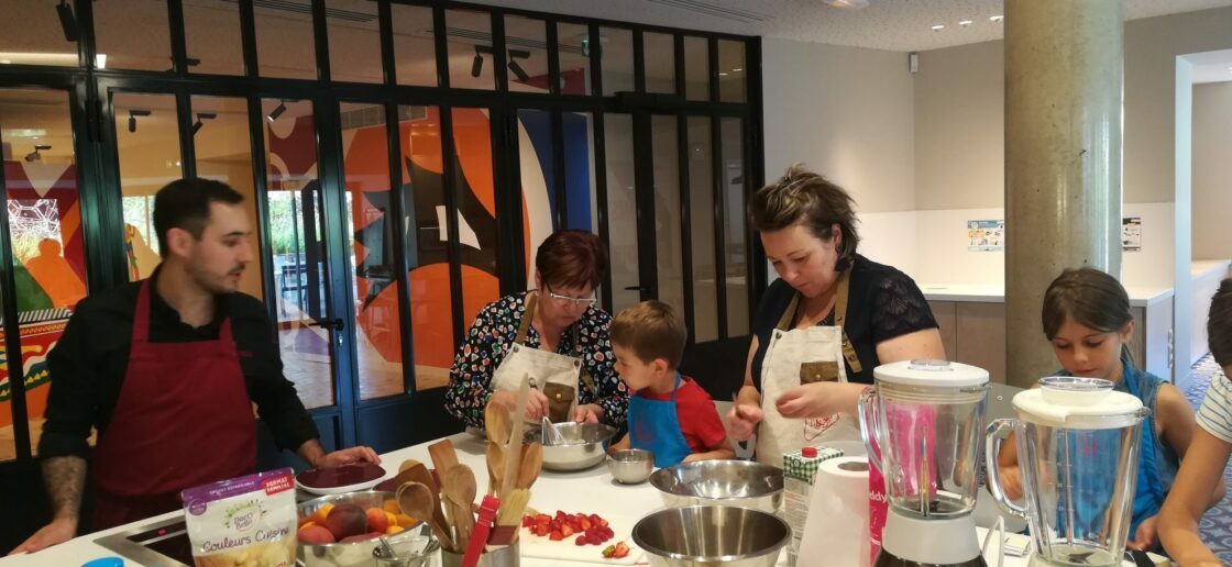 Un atelier cuisine à faire en famille à La Maison de La Vache qui rit<sup></noscript>®</sup> !
 » /></figure><p>On allait oublier, surtout ne repartez pas sans votre sac en emballage Apéricube® et La Vache qui rit® que vous aurez fabriqué en famille aux petits ateliers !</p><figure class=