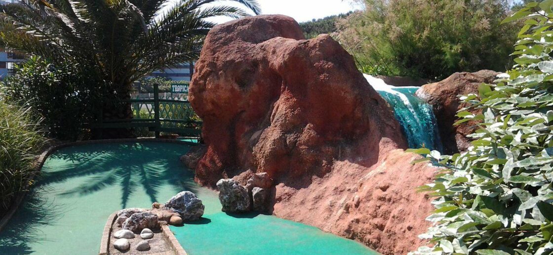 Reliefs et cascades forment les parcours du Tropical Golf
