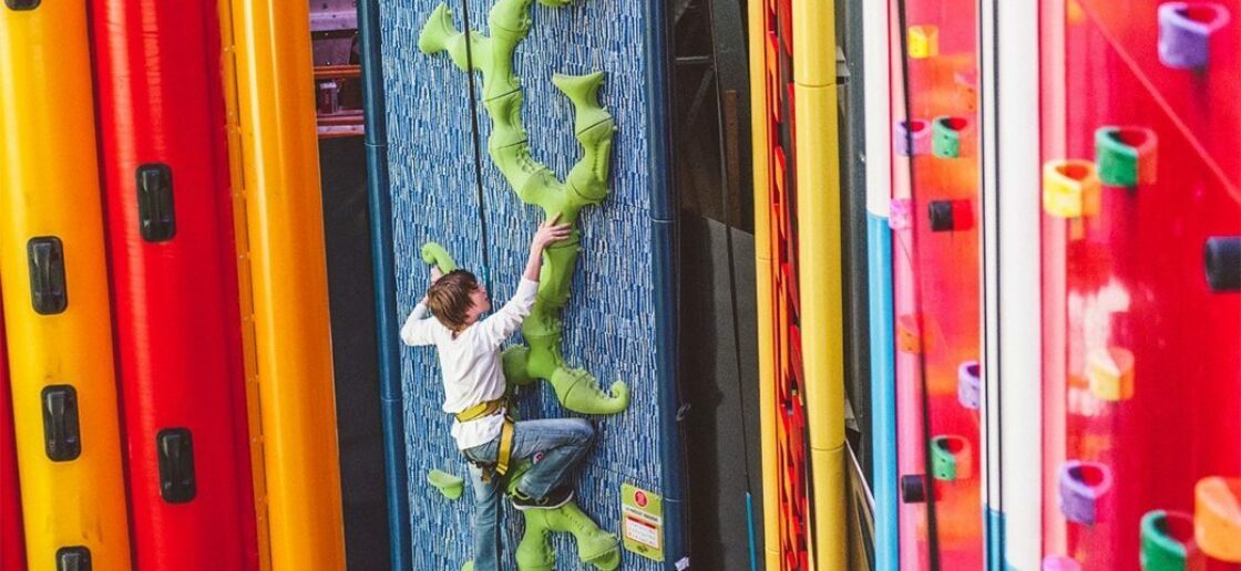 Le Clip’N Climb à What’s Up Lesquin est un parcour ludique entre escalade et obstacles
