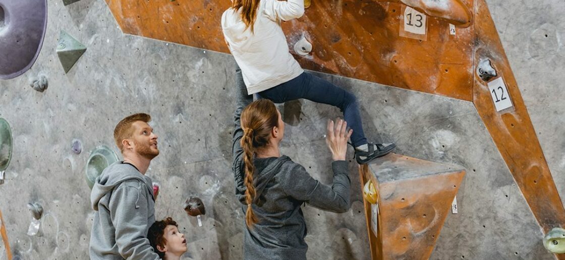Une des particularités des salles Solo Escalade est de proposer des cours en famille
