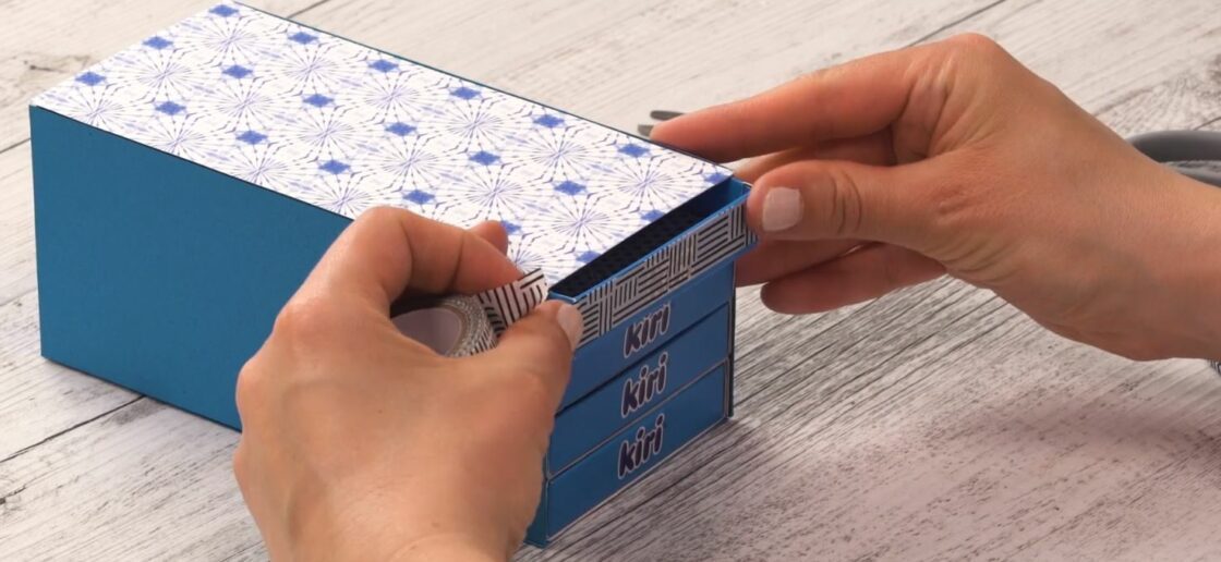 Vos petits artistes collent du masking tape
