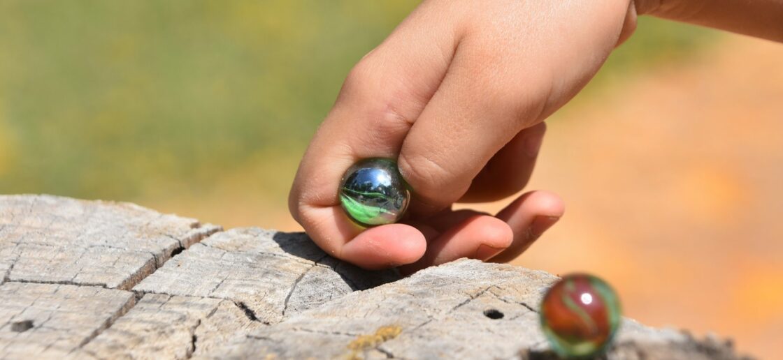 Alliez nature et jeu en construisant votre parcours autour d’une souche
