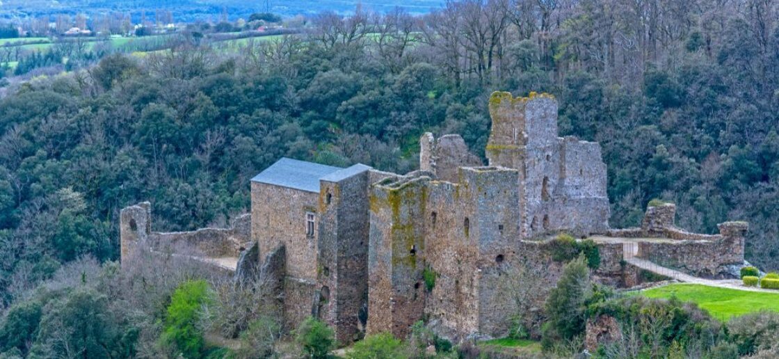 Le château de Saissac est une des curiosités à découvrir sur le trajet de la randonnée
