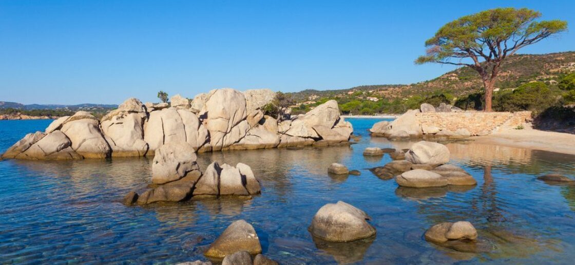 Une randonnée qui permet de faire une pause fraîcheur à la plage, c’est une des forces de la Corse
