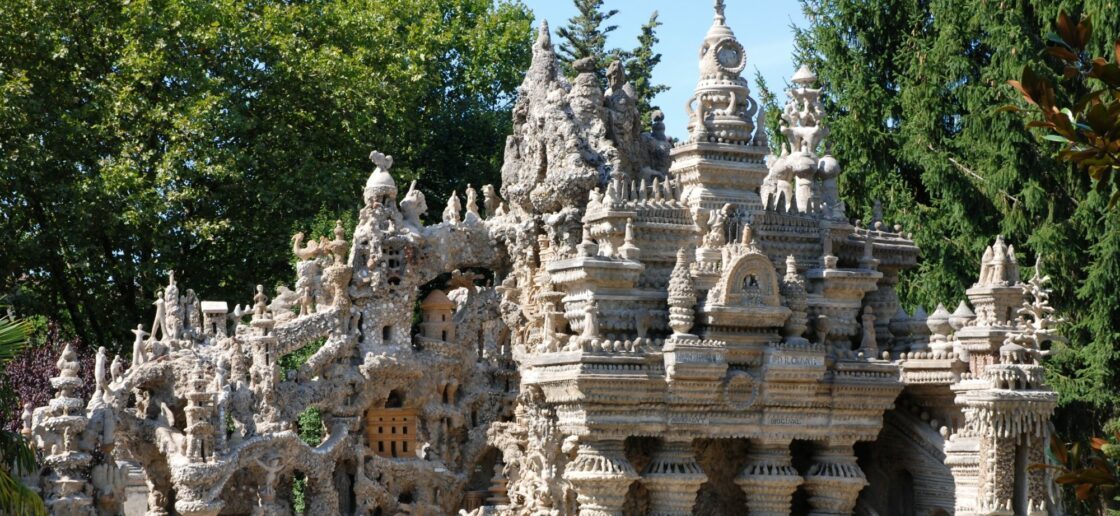 À Hauterives, ne manquez absolument pas le Palais idéal !
