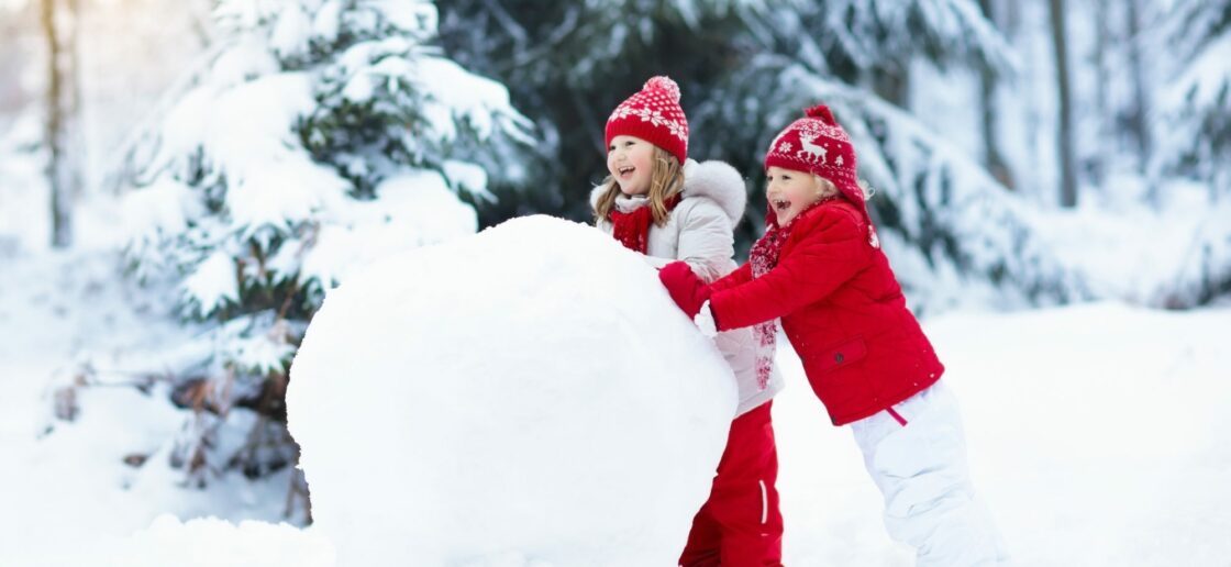 La neige qui tombe au cours de l’hiver est un régal pour les jeunes !
