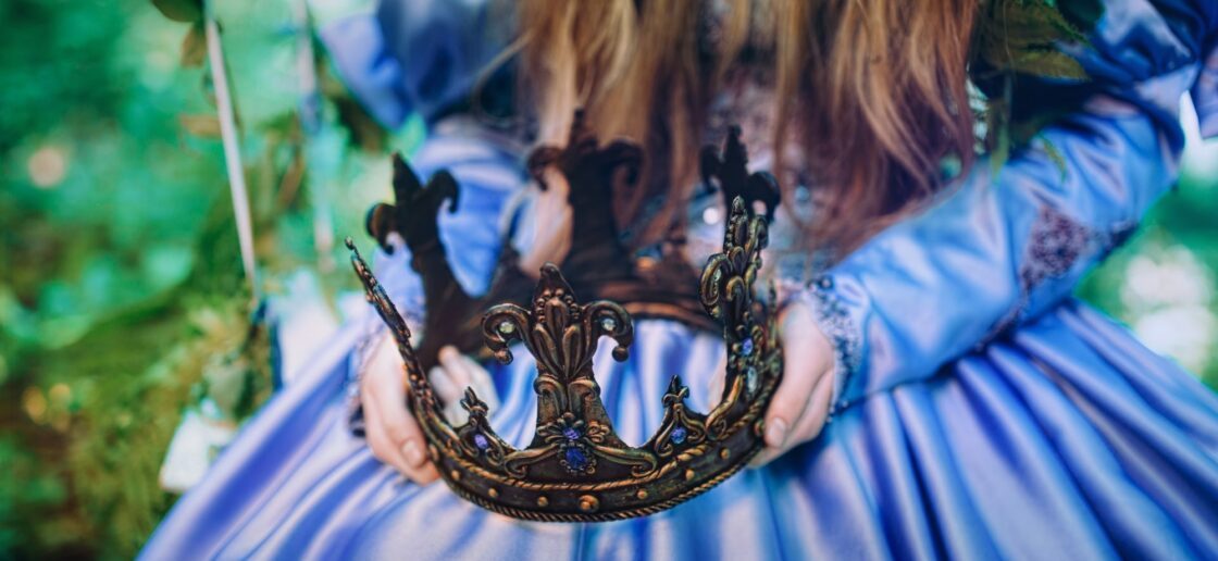 Pour fuir, la princesse se barbouille également de suie de cheminée.

