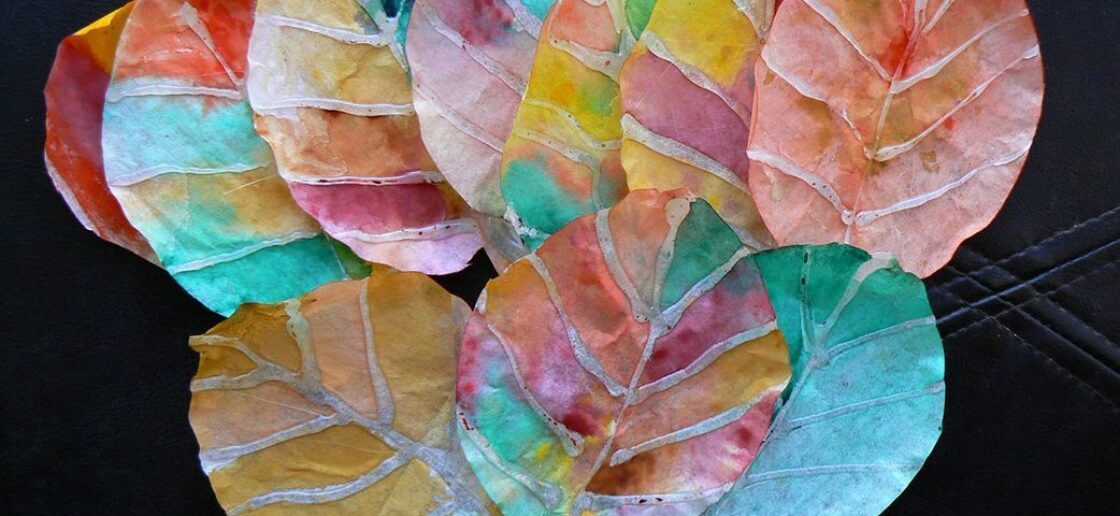 Quelques filtres à café découpés en forme de feuilles et voilà un atelier de peinture multicolore en vue !