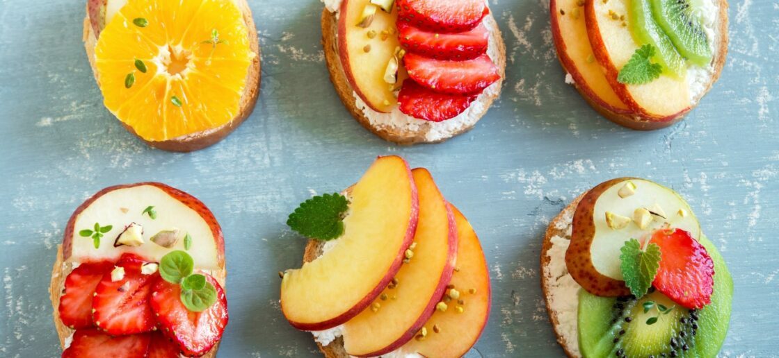 Des mini-tartines fruitées, pleines de peps et de couleurs.
