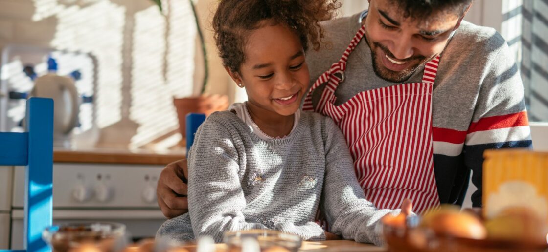 Cuisiner pour Mardi Gras avec son papa, un vrai moment de complicité !
