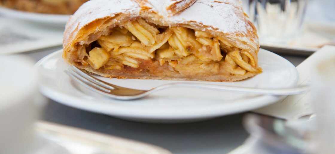 L’Apfelstrudel : un délice de dessert et une spécialité culinaire immanquable en Allemagne !
