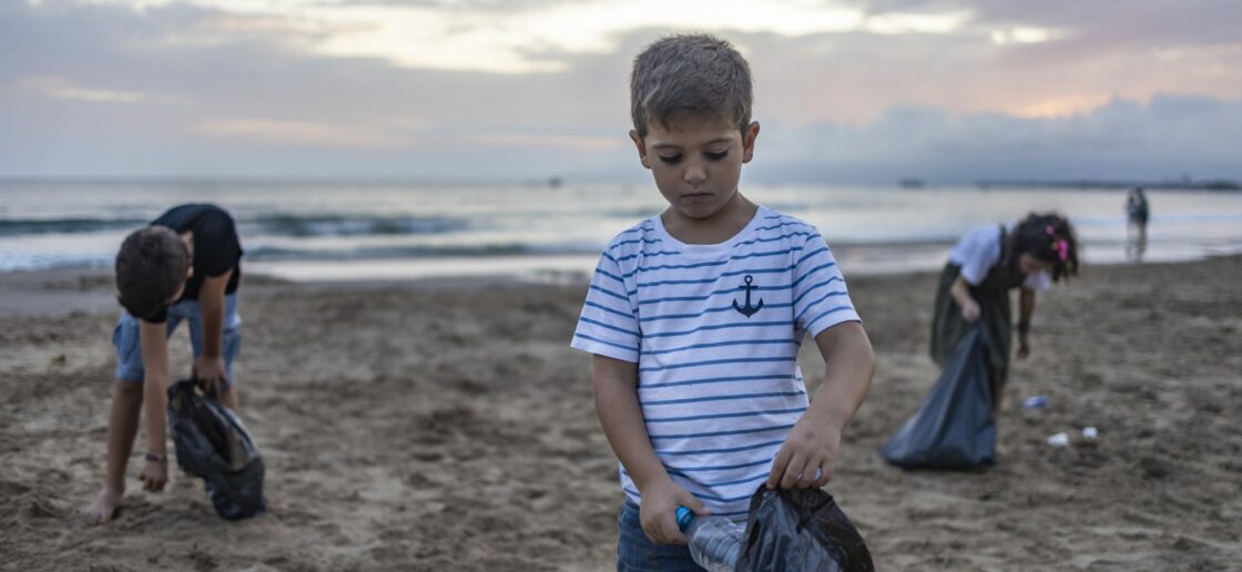 Ramasser les déchets sur la plage est une façon de préserver la vie aquatique !
