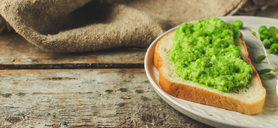 Concoctez un guacamole de petits pois pour cuisiner les bons fruits et légumes du mois de juillet !
