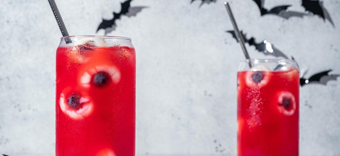 Un cocktails diabolique : sang frais et yeux de zombies
