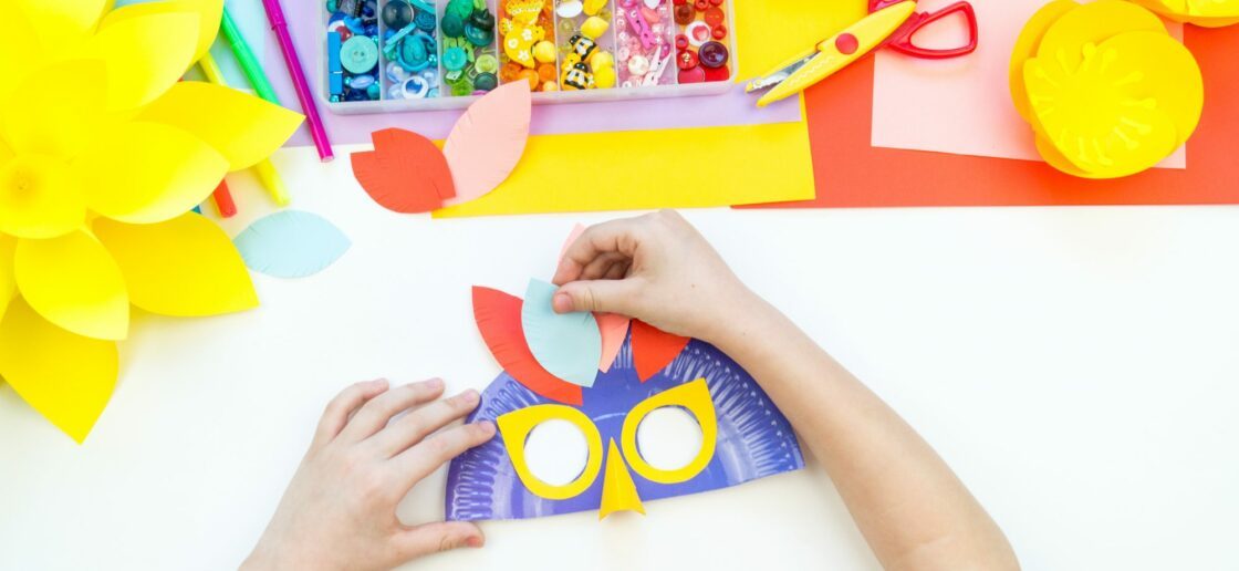 Pour ce Green Challenge, créez en famille un masque pour Mardi Gras avec des assiettes en carton !
