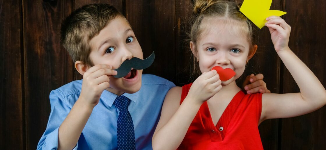 Le photobooth, une activité de Mardi Gras imaginée par les enfants. Déguisez-vous et souriez !
