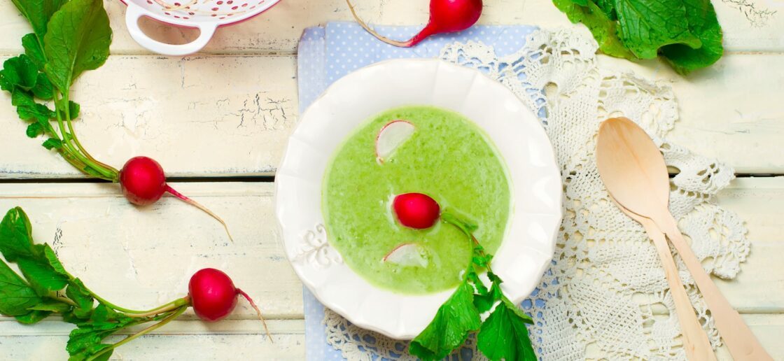 Une recettes pour agir en faveur de l’environnement : la soupe froide de fanes de radis !
