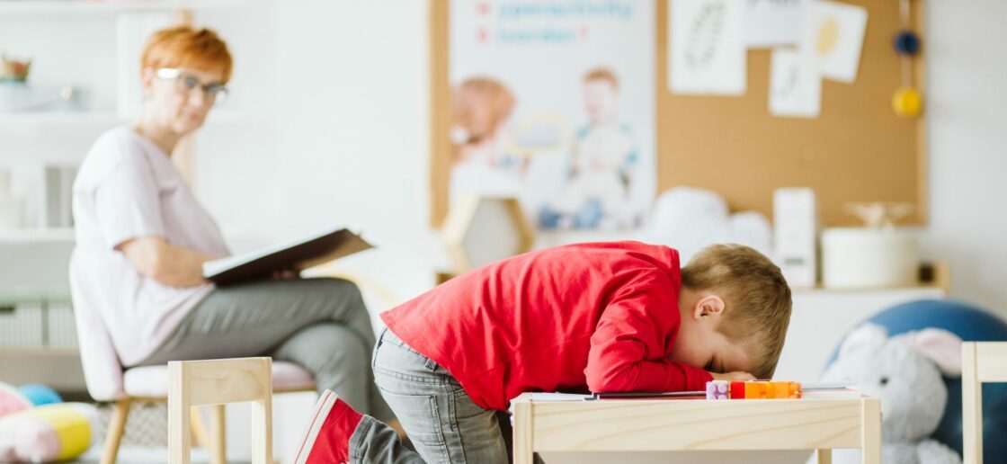 Un enfant hyperactif a beaucoup de mal à se concentrer en classe.
