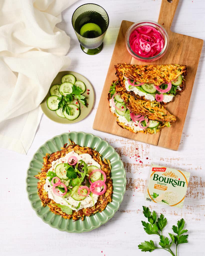 Wraps de légumes au Boursin® Ail et Fines Herbes Végétal, jeunes pousses et pickles d’oignon rouge