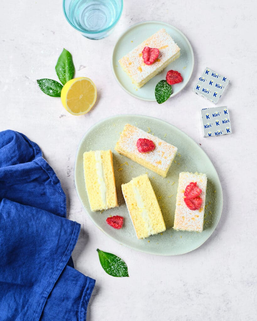 Petits sandwichs de génoise au citron, garnis de Kiri®
