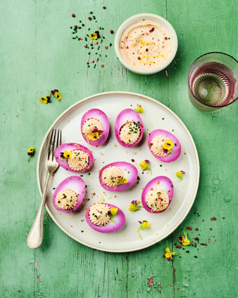 Œufs mimosa rosés à la betterave, farce au Kiri®, herbes fraîches et citron