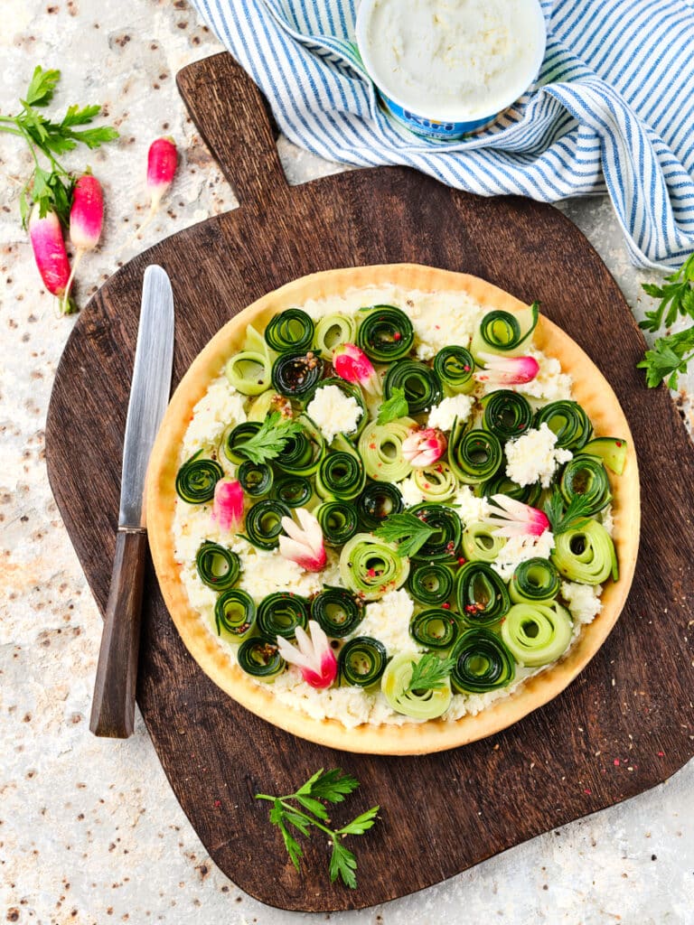 Tarte fine au Kiri®, spirales de légumes crus et vinaigrette au citron