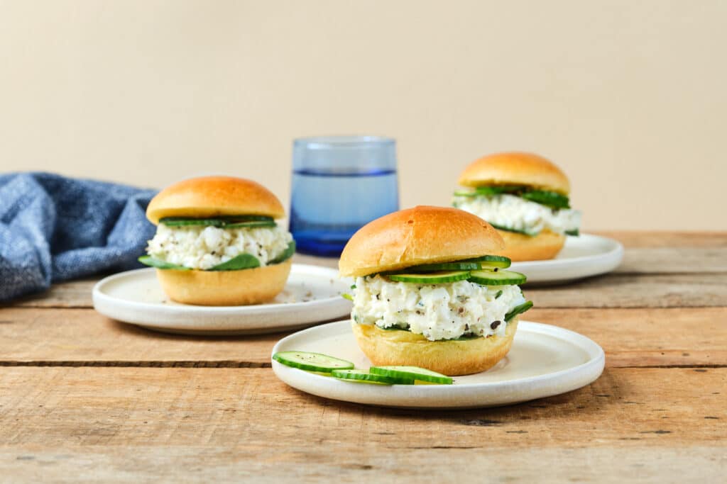 Petits buns moelleux aux œufs, Kiri®, concombre et pousses d’épinard