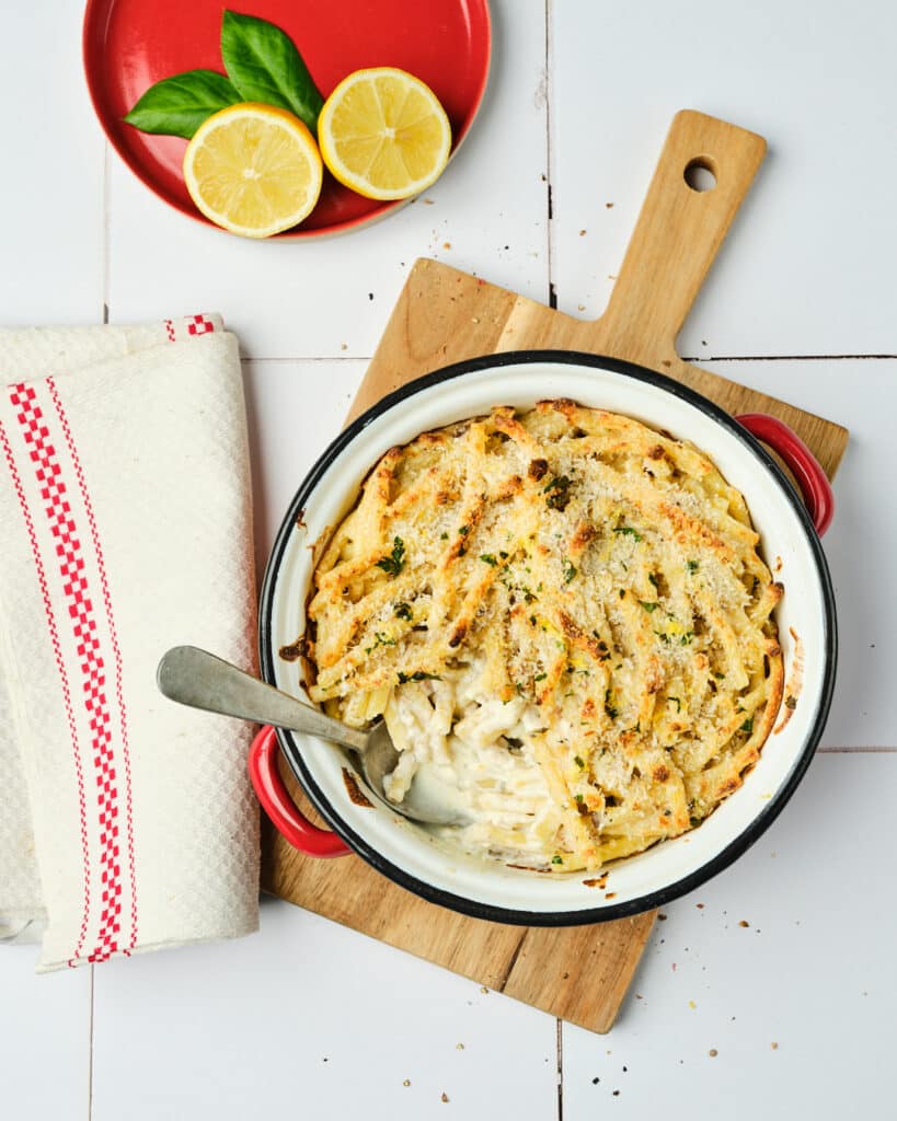 Gratin de macaronis à la crème de La Vache qui rit® citronnée, sardines et herbes fraîches