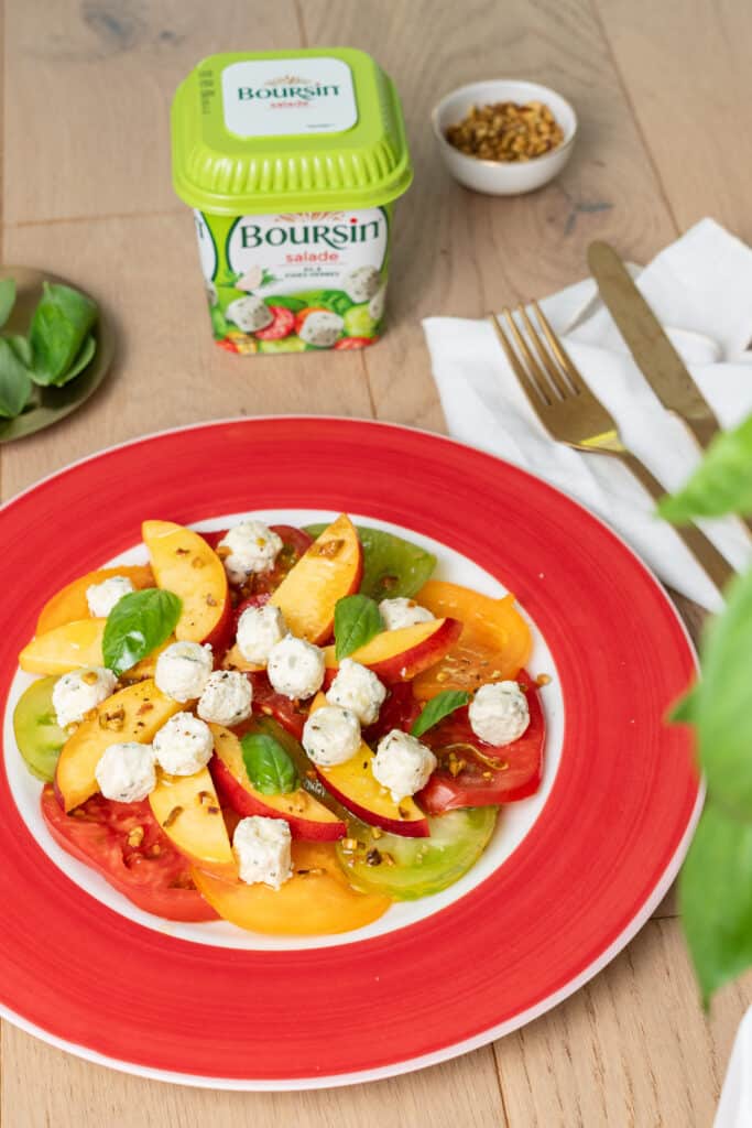 SALADE DE TOMATES, pêches et boursin® salade ail & fines herbes