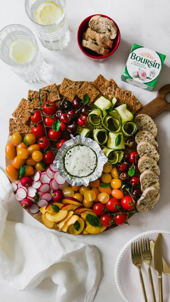 PLANCHE ESTIVALE AVEC BOURSIN® ECHALOTE & CIBOULETTE