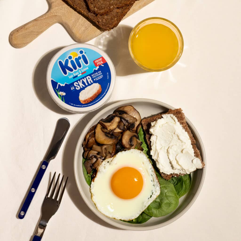 Breakfast bowl : tartine de Kiri® au Skyr, oeuf, champignons, épinards