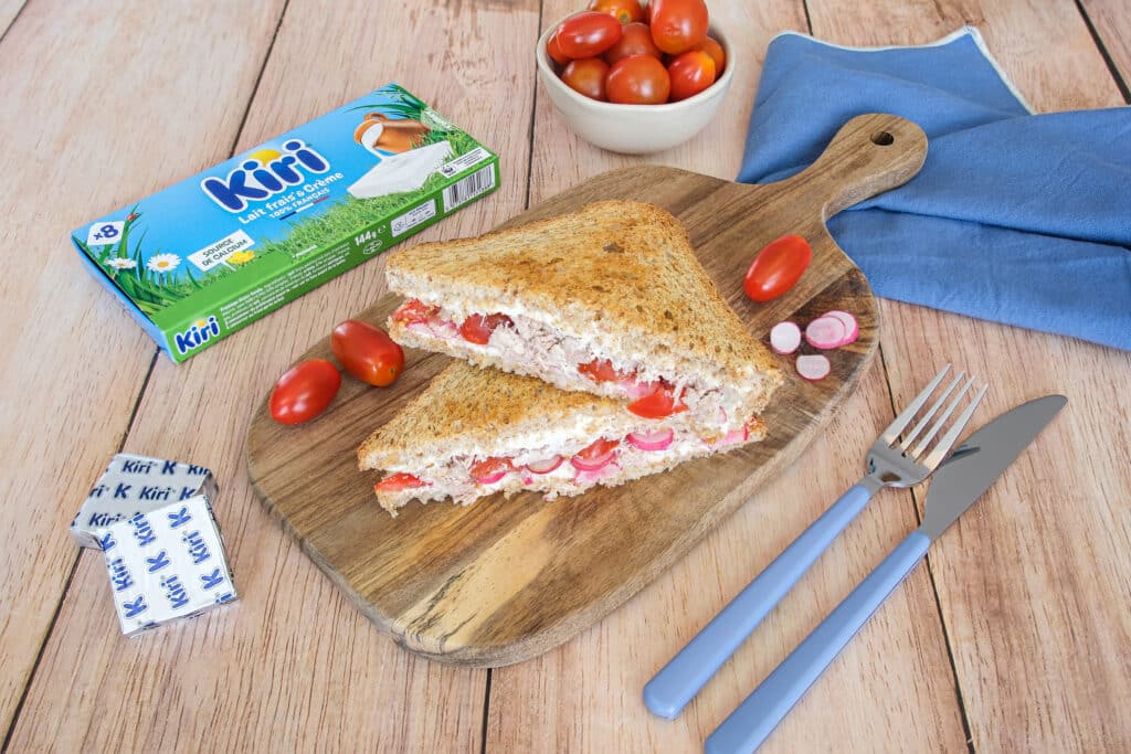 Sandwich au thon, Kiri® Crème, tomates et radis rose