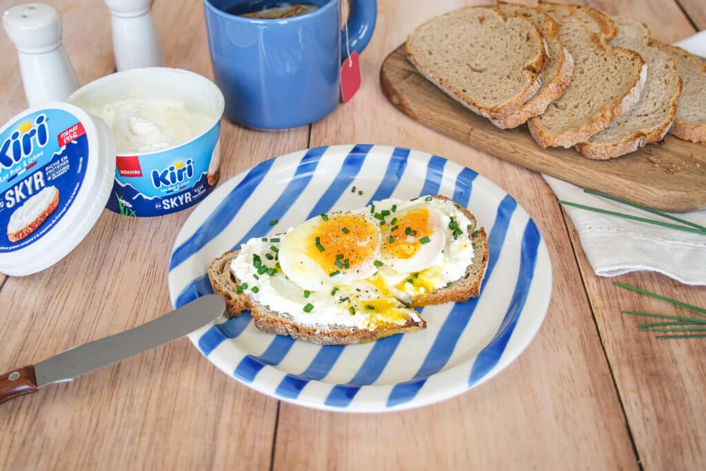 Tartine Kiri® au Skyr œuf mollet ciboulette